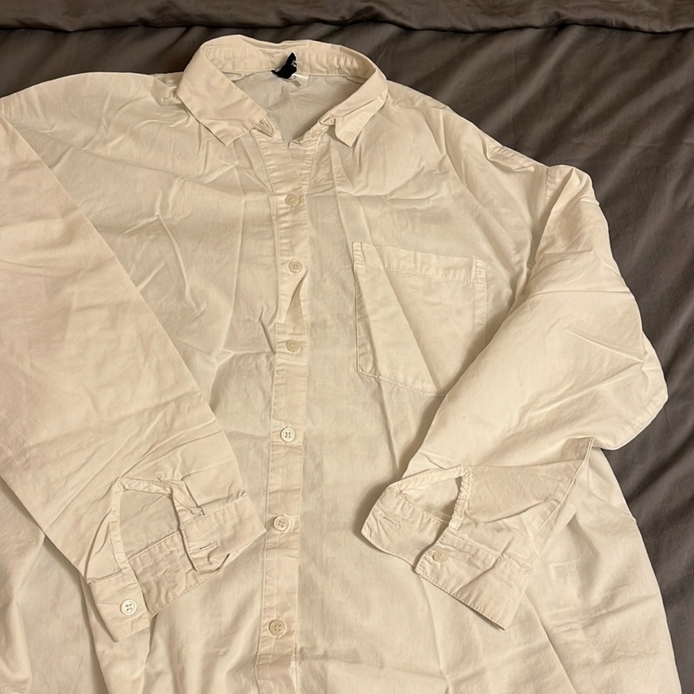 H&M White long sleeves in Medium. Pre-loved :)